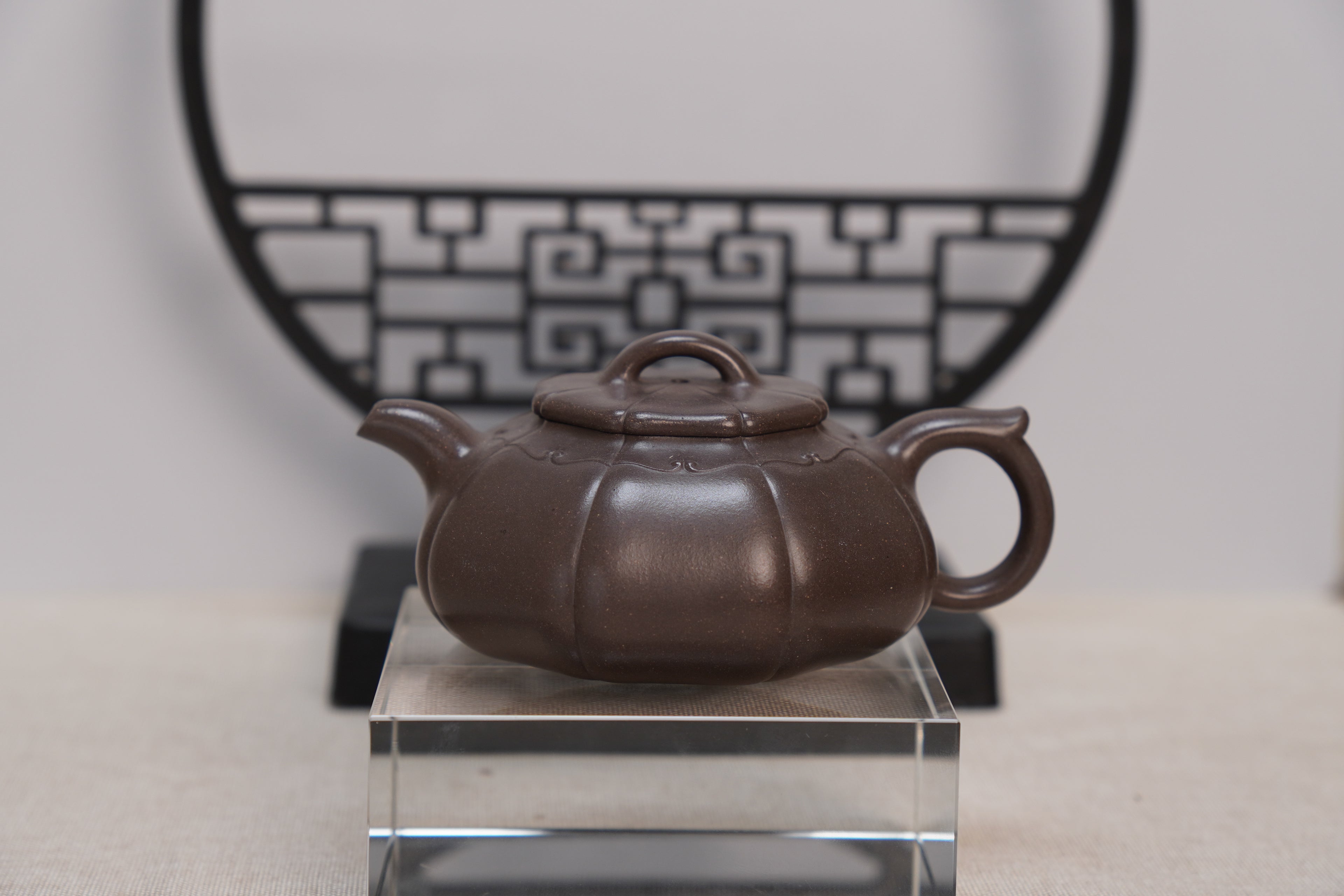 The flat-round Zini purple clay teapot is very popular.