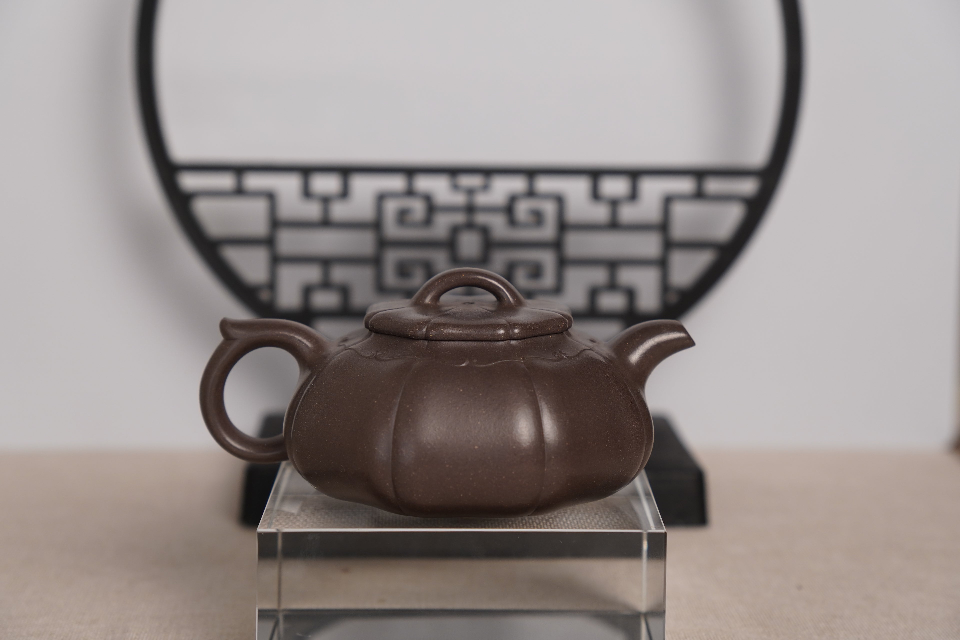 The flat-round Zini purple clay teapot is very popular.