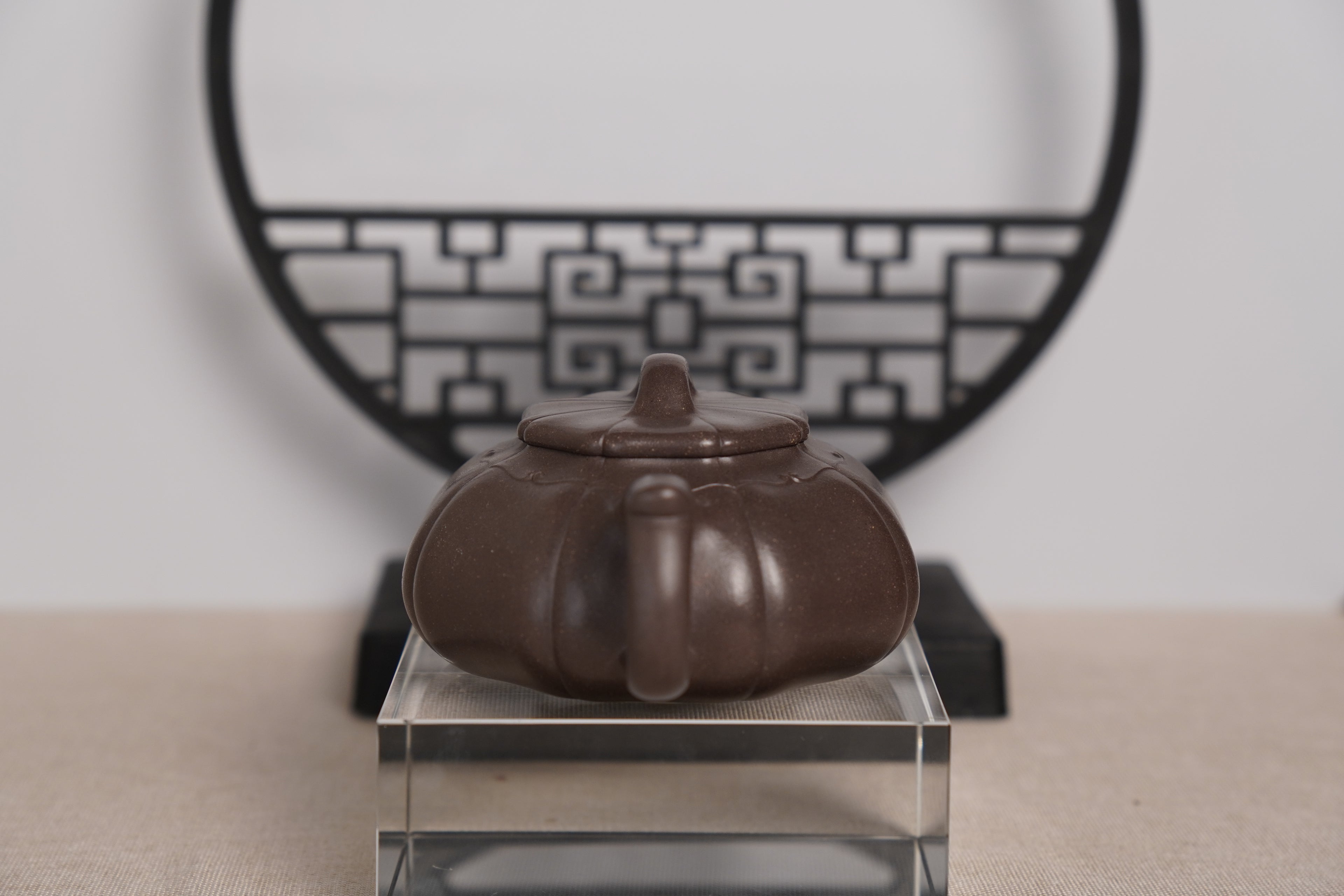 The flat-round Zini purple clay teapot is very popular.