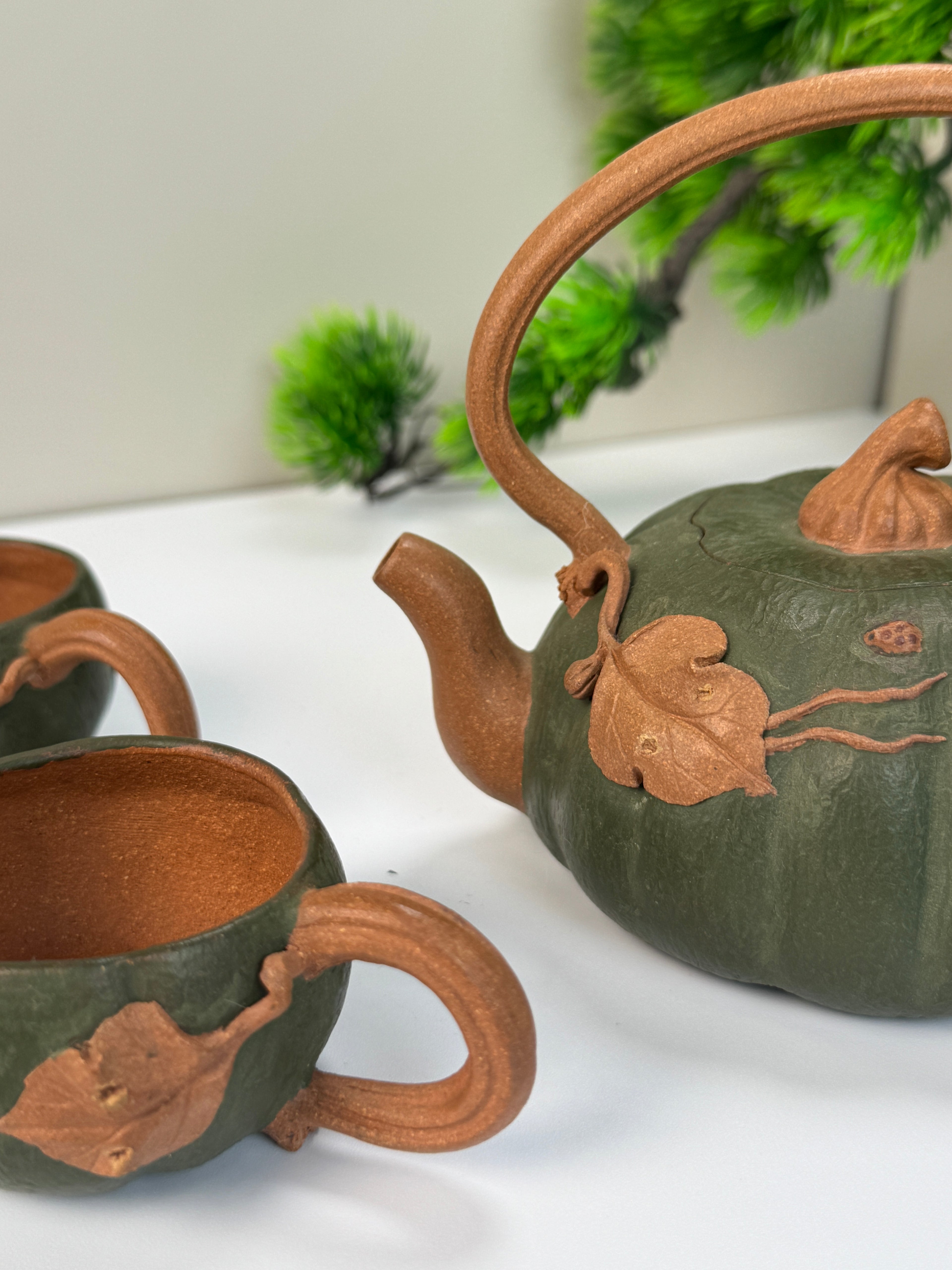 A very creative Yixing clay teapot set with traditional pumpkin design