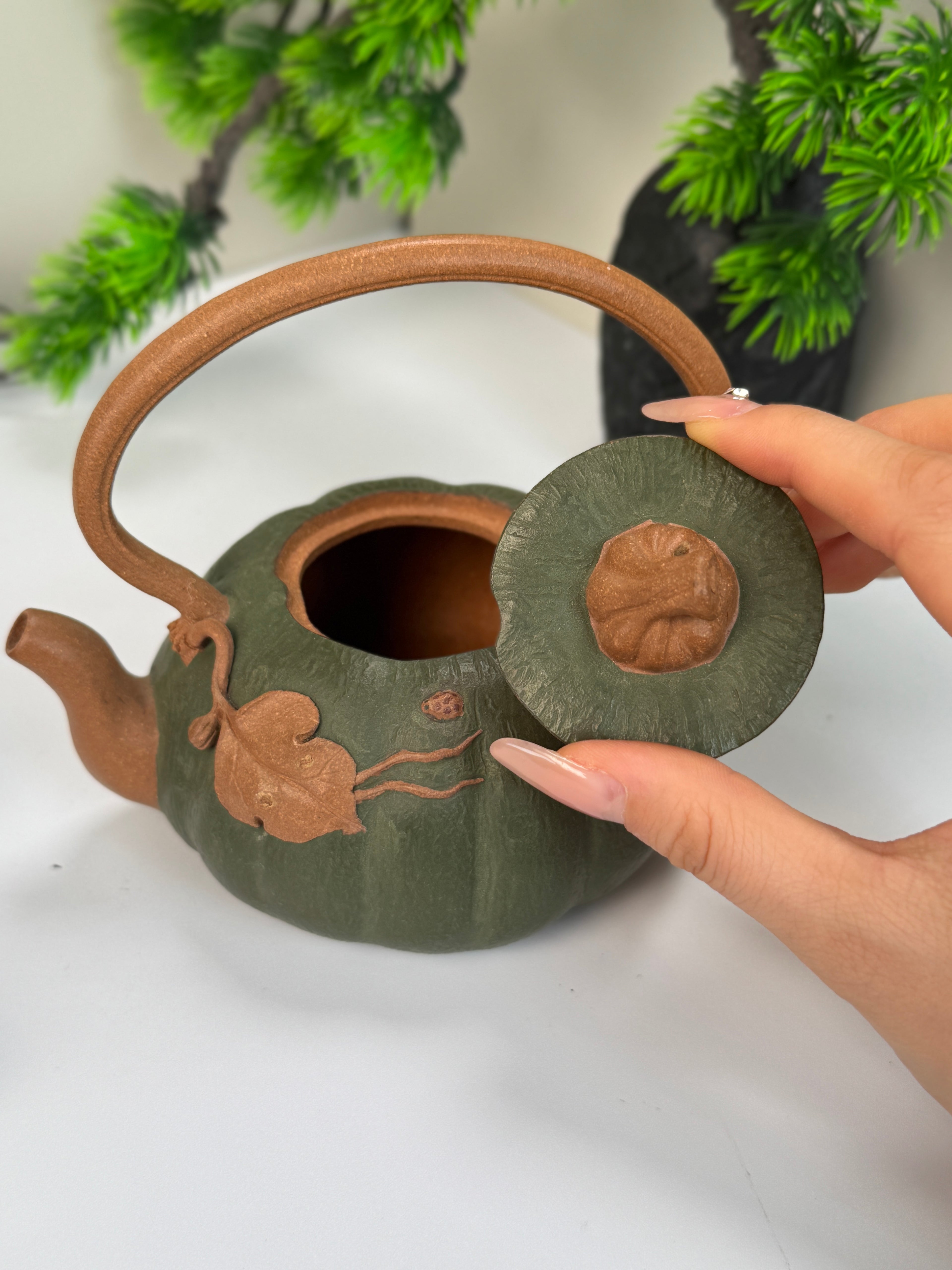 A very creative Yixing clay teapot set with traditional pumpkin design