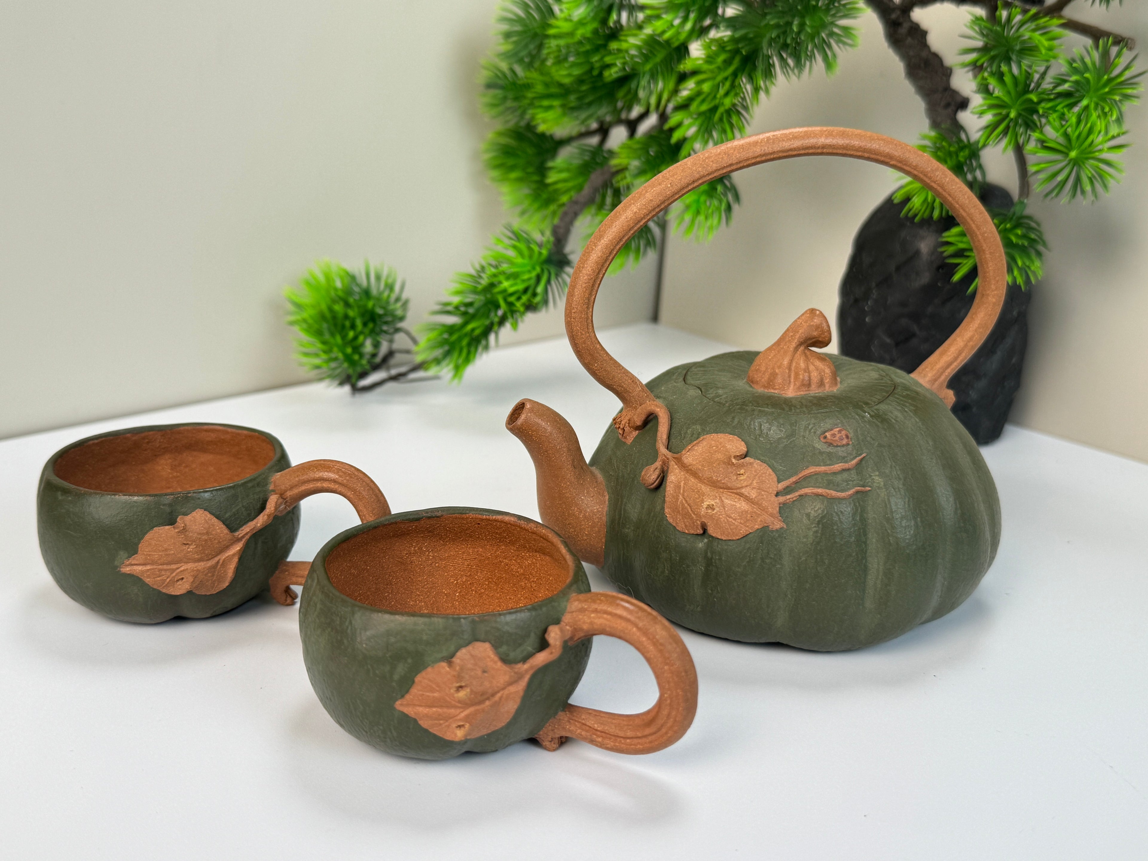 A very creative Yixing clay teapot set with traditional pumpkin design